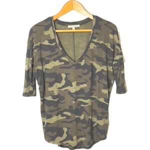 EXPRESS One Eleven Army Green Camouflage V Neck Elbow Length Sleeve T Shirt XS